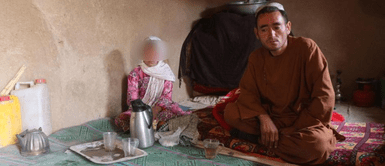 Parwana Malik, de 9 años, y su padre Abdul, en su casa en un campamento para desplazados internos en la provincia afgana de Badghis. Foto: captura de CNN Matrimonio infantil: Niña afgana es forzada a casarse con un pedófilo 46 años mayor