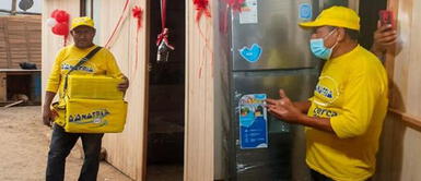 Alcaldesa de Huarochiri Eveling Feliciano le entregó una casa prefabricada con todos los muebles a heladero Germán Ludeña Vicharra. Heladero Germán Ludeña emocionado tras recibir una casa prefabricada con muebles y artefactos