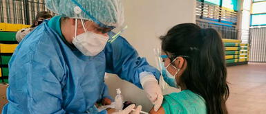 La jefa de Inmunizaciones del Minsa, Gabriela Jiménez, indicó que el objetivo “es que ningún adolescente regrese a casa sin vacunarse”. COVID-19: Minsa autorizó que menores podrán vacunarse con cualquier adulto