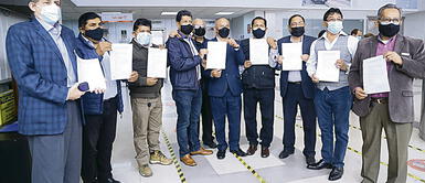 Sin un rumbo. El ministro Juan Silva se reunió con transportistas con serios antecedentes. En la foto sale cogiendo un acta con el dueño de la empresa Orión. Foto: difusión Juan Silva se reunió con transportistas informales para ampliarles sus autorizaciones por 10 años