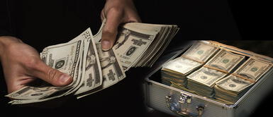 Hombre retira 780 mil dólares del banco y pide a empleado que lo cuente con las manos por venganza Hombre retira 780 mil dólares del banco y pide a empleado que lo cuente con las manos por venganza