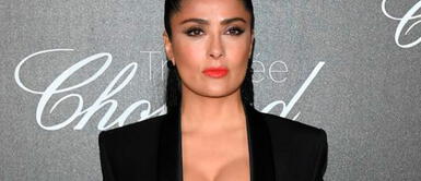 Salma Hayek y vestido lentejuelas Salma Hayek lleva el brillo a su máximo nivel con vestido camisero con detalles en encaje