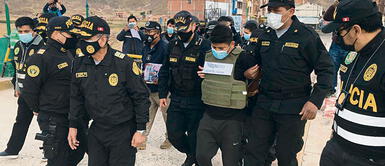 El exsuboficial Santiago Paco Mamani fue aprehendido en Bolivia y era uno de los más buscados por las autoridades peruanas. Capturan a Santiago Paco Mamani, expolicía acusado de secuestro y doble feminicidio