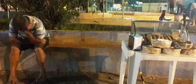 Internet se unió para que el hombre pueda cumplir su anhelo: vender todos sus productos. Padre de familia invierte todos sus ahorros en un negocio de dulces, pero fracasa con las ventas