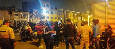 Venezolanos tomaron un parque del Callao para armar fiesta a todo volumen. Callao: Extranjeros cercan parque con sus motos y arman fiesta callejera pese a restricciones