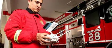 El siniestro movilizó a varias unidades de Bomberos. Ventanilla: Bomberos utilizan drone para extinguir incendio que destruyó almacén