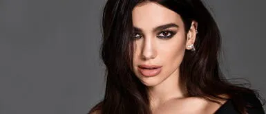 Dua Lipa Dua Lipa confirma su amor por las mariposas en nuevo outfit rosa millenial