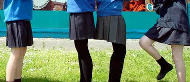 La medida sigue a una iniciativa española ‘La ropa no tiene género’, y que nació de un niño de 15 años que fue remitido a un psicólogo por usar falda en clase. Escuela británica pidió a sus alumnos asistir con falda para promover la igualdad