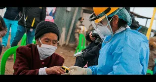 EsSalud pide a los adultos mayores de 65 años recibir su tercera vacunación contra el coronavirus EsSalud alerta más casos de COVID-19 en adultos mayores de 60 años