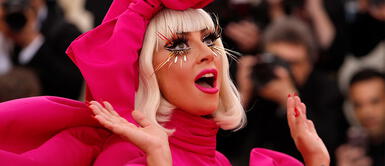 Lady Gaga y outfit Lady Gaga impone tendencia con lujoso vestido y medias de rejilla en la premier de "La Casa Gucci"