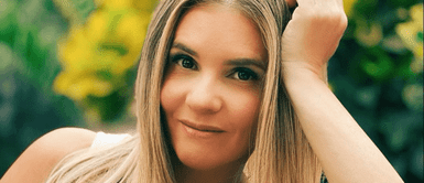 Johanna San Miguel y outfit retro Johanna San Miguel revive la pasión por los pantalones acampanados con magnético look retro