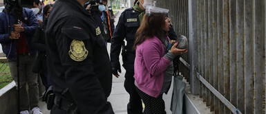 Mujer cogió una piedra en su desesperación. Foto: John Reyes / La República Profesora llega tarde a examen de Nombramiento Docente 2021 y coge una piedra para intentar ingresar