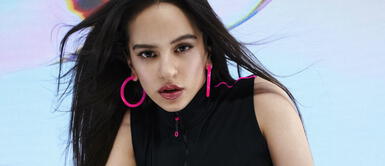 Rosalía Rosalía hace renacer el vestido desfilado por Kate Moss después de más de 20 años lleno de transparencias