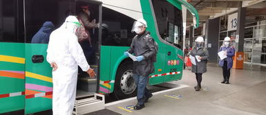 Desde hoy, lunes 15 de noviembre, los mayores de 45 años deberán evidenciar su vacunación completa contra la COVID-19. COVID-19: Mayores de 45 años necesitan ambas dosis para viajar a provincia