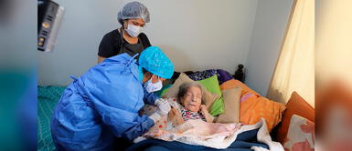 Conoce los detalles del proceso de vacunación de las personas de la tercera edad. EsSalud: Personas adultas mayores pueden recibir tercera dosis en sus casas