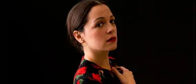 Natalia Lafourcade y vestido alfombra roja Natalia Lafourcade se apodera de la alfombra roja de los Latin Grammy con vestido metálico