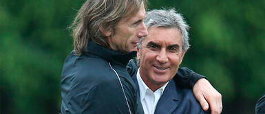 Ricardo Gareca y Juan Carlos Oblitas Juan Carlos Oblitas reveló su intención de renovar contrato con Ricardo Gareca hasta 2026