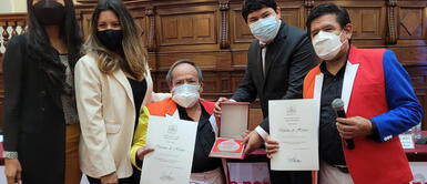 Congreso reconoce labor de Lucía de la Cruz y Los Shapis y los condecoró en su día Congreso reconoce labor de Lucía de la Cruz y Los Shapis condecorándolos en su día