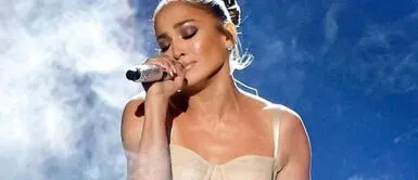 Jennifer López Jennifer López sorprende con vestido romántico en la noche de los American Music Awards 2021