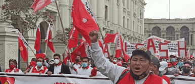 Manifestantes salieron a levantar su voz de protesta. Grupo de manifestantes protesta en contra de la vacancia presidencial frente al Congreso
