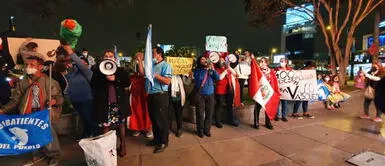 El grupo 'La Resistencia' a las afueras del Óvalo Guitierrez. APRODEH y CNDH presentan denuncia contra La Resistencia