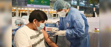 Ministro de Salud asegura stock de vacunas anticovid para avanzar con este proceso. COVID-19: Mayores de 18 años podrán recibir la tercera dosis desde este viernes 26