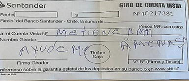 “Ayúdenme”, escribe hombre secuestrado y obligado a retirar dinero de un banco Víctima de secuestro pide ayuda a cajera mediante mensaje escrito: “Ayúdenme”