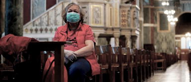 Amor de madre: No hay nada que pueda impedirle a esta mujer poder comunicarse con su hijo que reside en el extranjero. Mujer de 86 años va a misa todos los domingos para que su hijo la vea desde el extranjero por TV