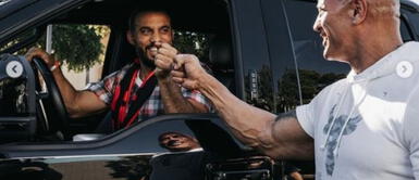 Dwayne Johnson regala auto a fanático Oscar Rodríguez Dwayne Johnson “La Roca” regala su camioneta de 10,000 euros a fanático