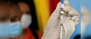 La vacuna contra la COVID-19 ayuda a prevenir casos críticos de la enfermedad y muertes. COVID-19: Multarán a personas mayores de 60 años que no se encuentren vacunados en Grecia