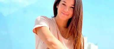 Jazmín Pinedo Jazmín Pinedo nos da cátedra de como llevar una manicura ideal para la navidad