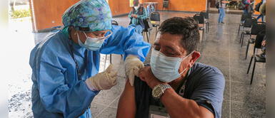 Personas sin documentos solo deben acudir a vacunatorios COVID-19. Personas indocumentadas pueden recibir la vacuna anticovid, según Minsa