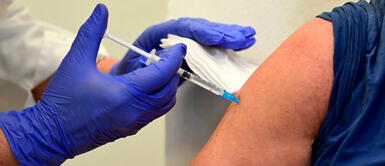 Las autoridades italianas aseguran que el sujeto tendrá que responder ante la justicia. Hombre antivacunas trata de inmunizarse contra la COVID-19 con un falso brazo de silicona