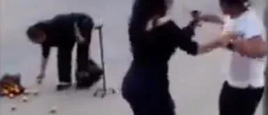 Pareja discutía y se salvan de accidente tras ayudar a una anciana en la carretera Pareja discutía y se salvan de accidente tras ayudar a una anciana en la carretera