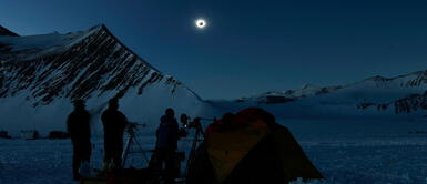 Durante el verano de la Antártida, la luz de del día suele durar las casi 24 horas. La Antártida se oscureció totalmente por más de una hora y dejó al mundo perplejo