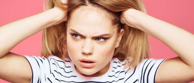 Chica molesta Descubre los peinados perfectos para disimular la frente amplia