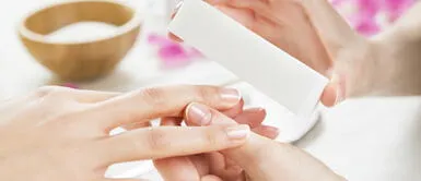 Conoce paso a paso como retirar el esmalte en gel sin hacer daño a las uñas. ¿Cuál es la manera correcta de retirar el esmalte en gel desde casa?