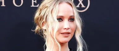 Jennifer Lawrence y vestido embarazada Jennifer Lawrence regresa a la alfombra roja con brillante vestido dorado que exhibe su embarazo