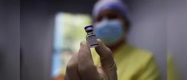 Presidente de Pfizer indica que la protección mejora con una tercera dosis de su vacuna. Pfizer y BioNTech aseguran que tres dosis de su vacuna podrían neutralizar Ómicron