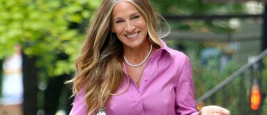 Sarah Jessica Parker estreno And Just Like That Sarah Jessica Parker reinterpreta a Carrie Bradshaw con vestido de tutú y capa con guiño clásico