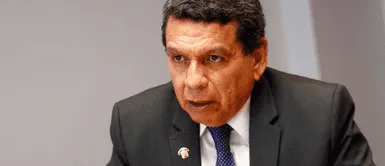 Hernando Cevallos Hernando Cevallos asegura mantenerse en el cargo tras investigaciones en el Congreso por chats