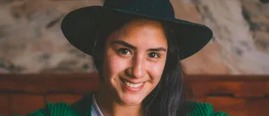 Mayella Lloclla y look en Golden star awards Mayela Lloclla rinde oda al Perú en los 'Golden Star Awards' con elegante look rojinegro