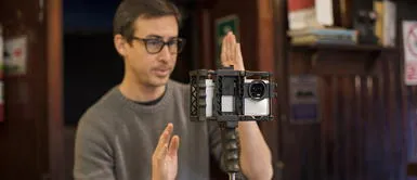 Bruno Ascenzo grabando el cortometraje "Un cruce cualquiera" Bruno Ascenzo graba “Un cruce cualquiera”, su primer cortometraje realizado con un smartphone