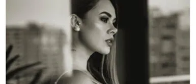 Jossmery Toledo Jossmery Toledo nos invade de diversión y osadía al lucir vestido psicodélico