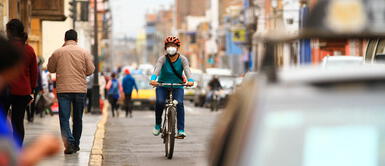 Toma en cuenta estas recomendaciones para evitar accidentes. Scooters y Bicicletas: ¿Qué tener en cuenta al ir por avenidas muy transitadas o carreteras?