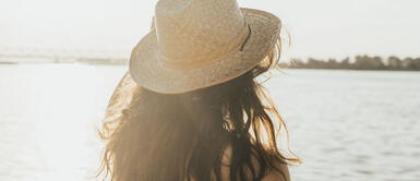 El cabello siempre termina maltratado después de un día en la playa o la piscina por diversos componentes del lugar. ¿Qué remedios caseros protegen el cabello ante los rayos del sol?