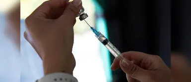 Especialista se basó en el análisis de las muestras de sangre de cincuenta personas. Vacunas Sinovac y Pfizer no son efectivas contra la variante Ómicron, según estudio chino