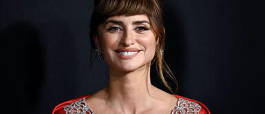 Penélope Cruz y vestido alfombra roja Penélope Cruz exhibe su espíritu navideño en alfombra roja con vestido rojo Chanel