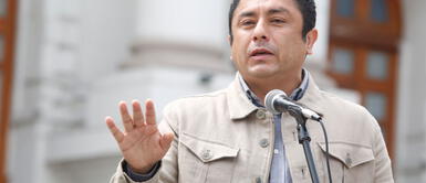 Guillermo Bermejo deja la bancada oficialista tras cuestionar a sus compañeros por votar en contra de la moción de censura a la presidente del Congreso. Guillermo Bermejo renuncia a Perú Libre tras no ser aprobada la censura a María del Carmen Alva