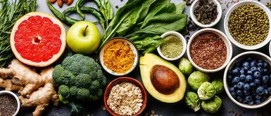 Conoce qué alimentos te ayudarán a mantener el sistema inmune alerta. ¿Qué alimentación refuerza el sistema inmune de un paciente COVID-19?